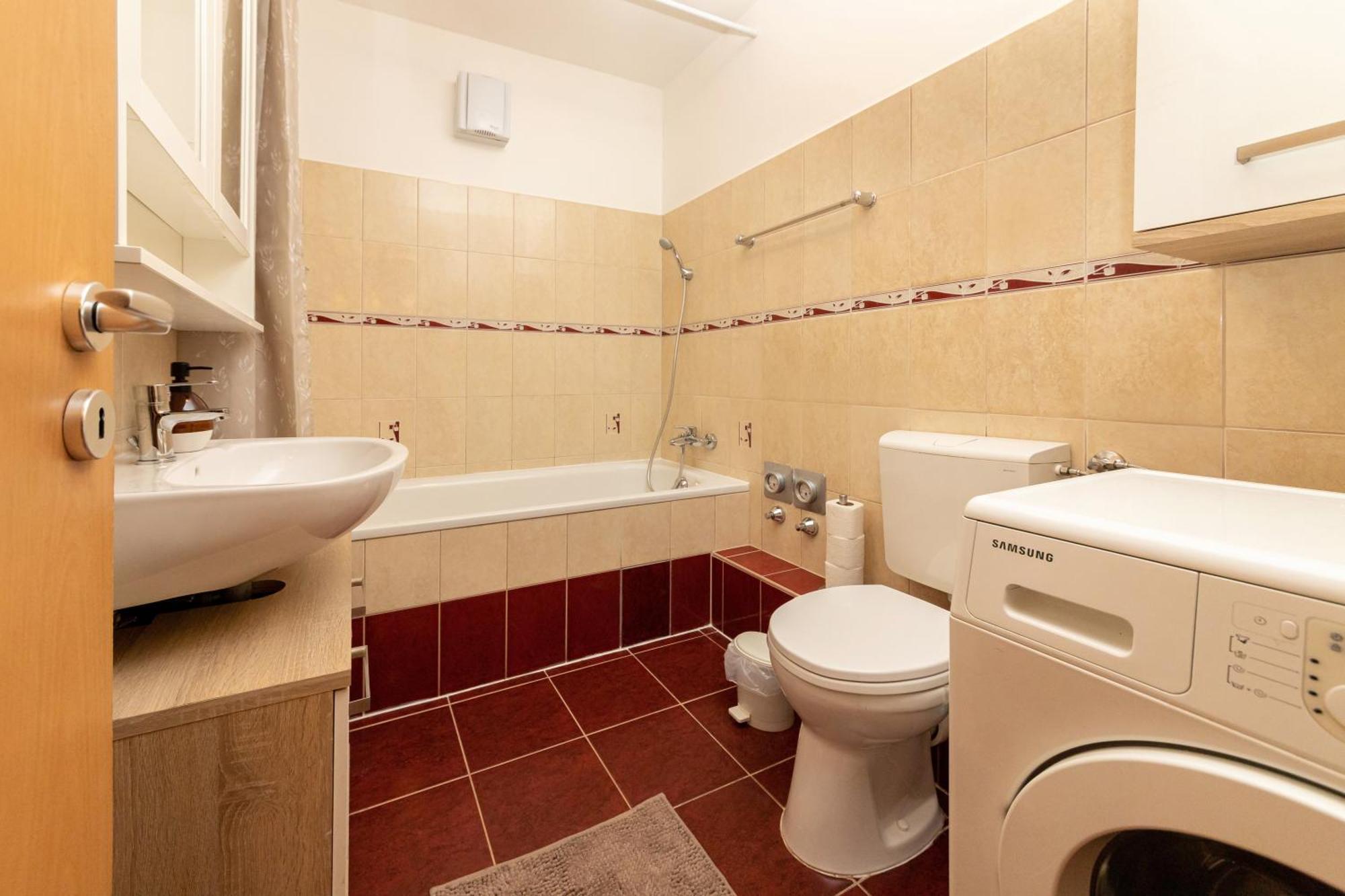 Center Budget Apartment Inside Free Parking Self Check-In Free Streaming Ac Balcony Budapest Luaran gambar