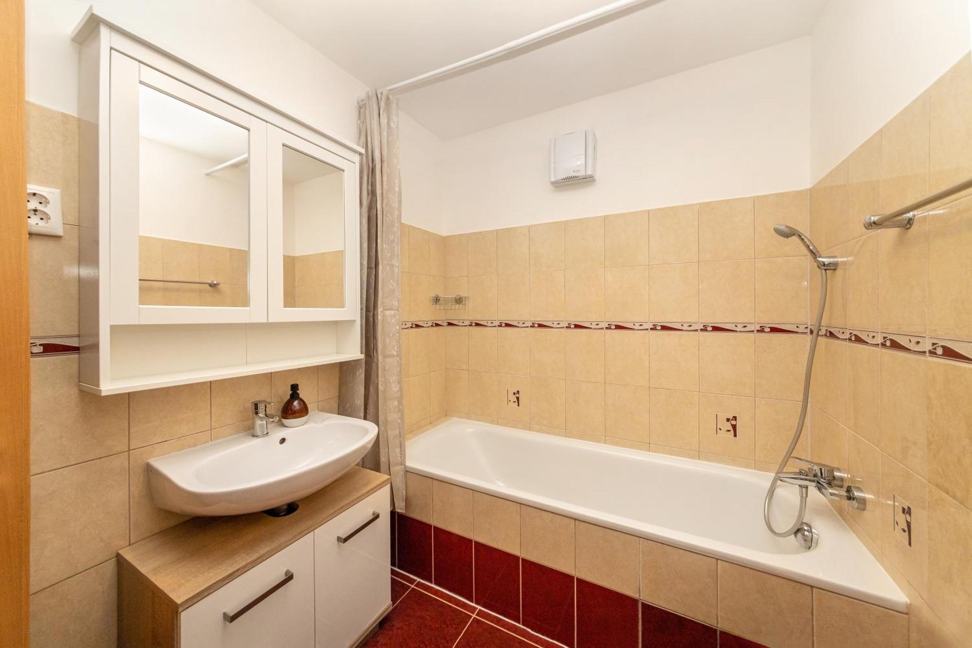 Center Budget Apartment Inside Free Parking Self Check-In Free Streaming Ac Balcony Budapest Luaran gambar